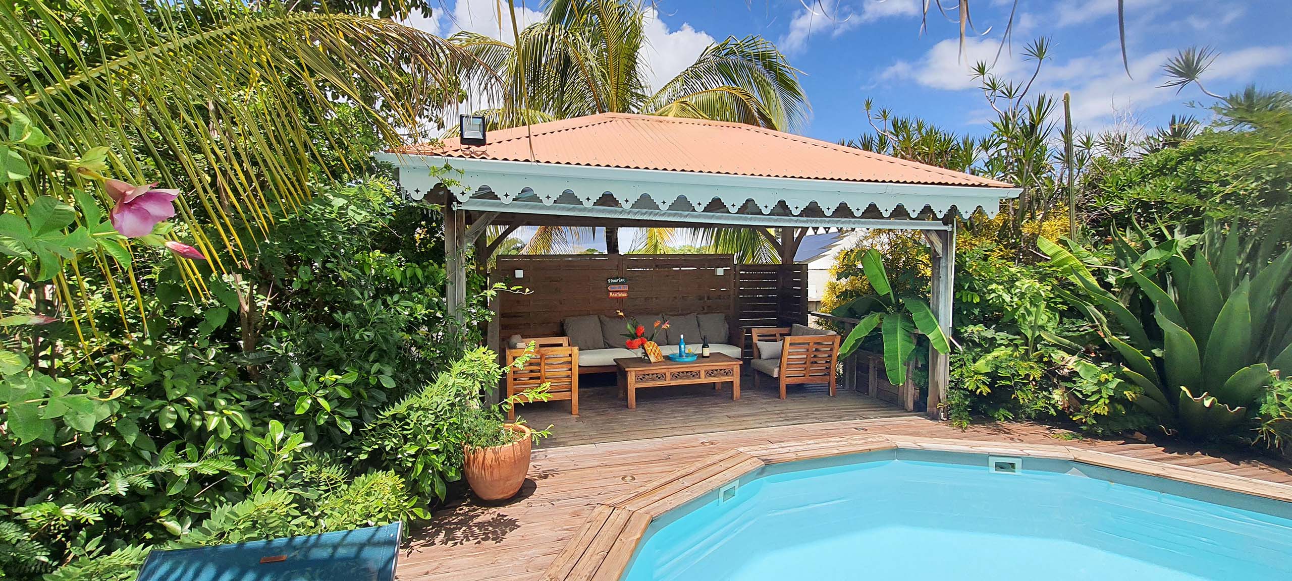 carbet-devant-piscine Vue du carbet derrière la piscine