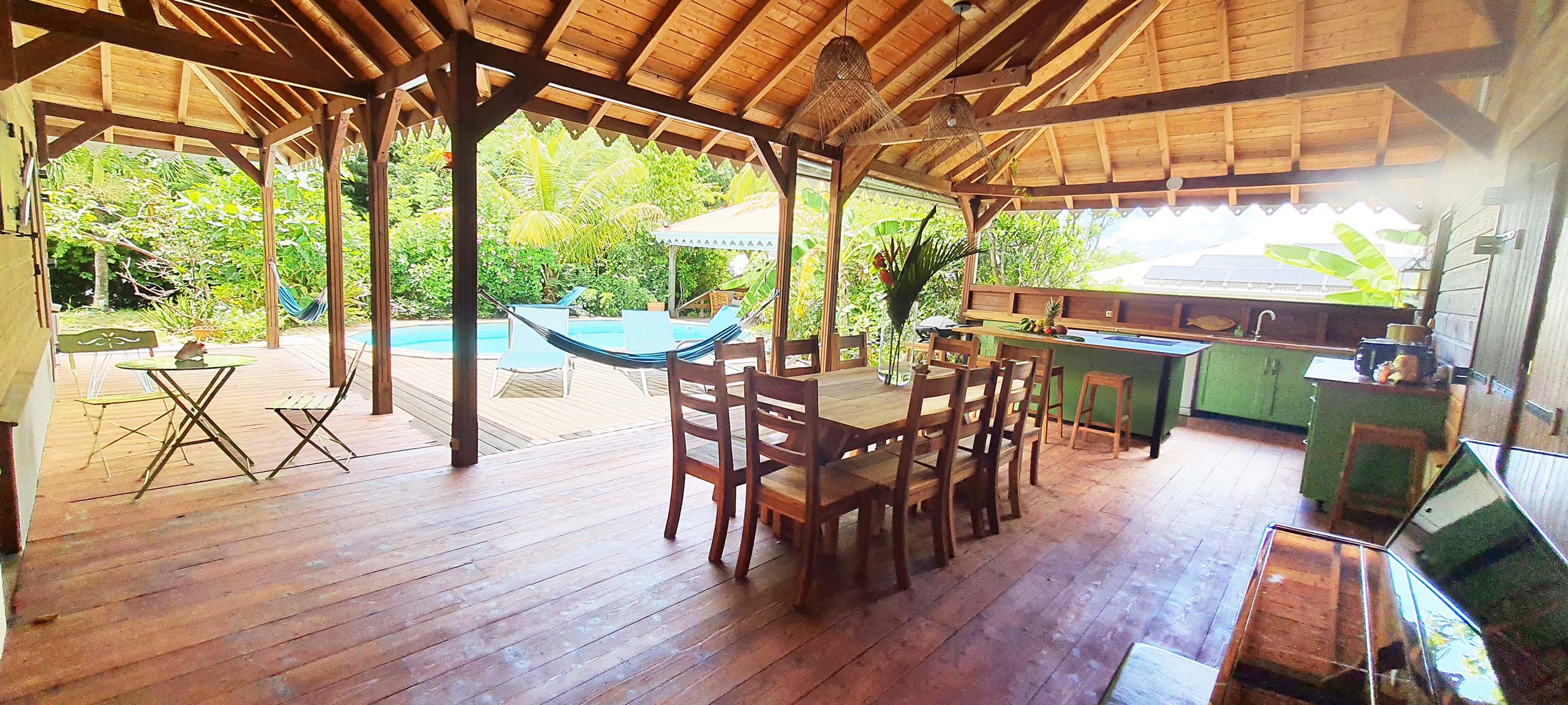 sejour-cuisine-avec-piscine vue du séjour