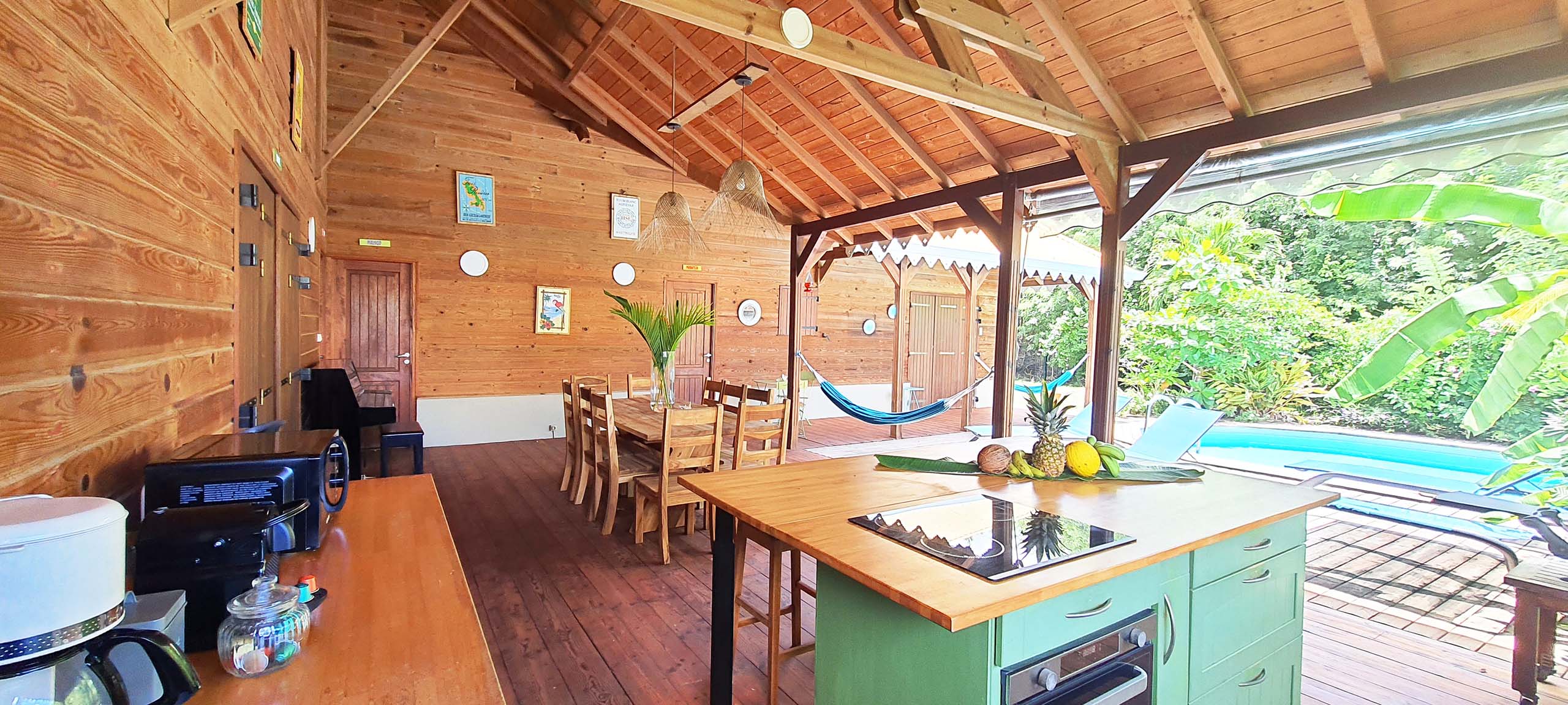 sejour-cuisine-depuis-cuisine Vue du séjour depuis la cuisine avec piscine en arrière plan